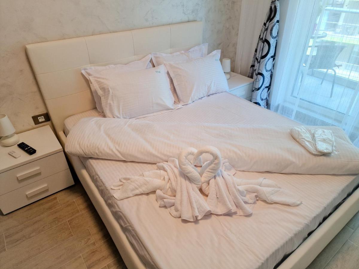 Appartamento Sole Alezzi Beach Năvodari Esterno foto